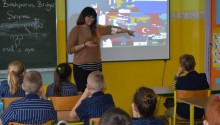 Gruzinka i Turczynka na lekcji języka angielskiego [wideo]