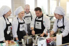 Żeberka imbirowe i  polędwiczka. W ZS nr 4 gotowali z Marcinem Budynkiem [zdjęcia]