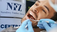Blisko 40 proc. Polaków leczy zęby wyłącznie prywatnie. Niecałe 23 proc. robi to hybrydowo