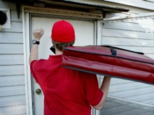 Zabrał dostawcy dwie pizze, może posiedzieć 12 lat