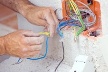 Po śmierci 15-latki porażonej prądem. Jak uniknąć podobnych tragedii?