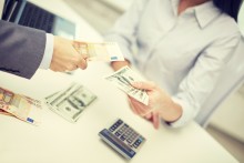 Osiemnaście procent pracowników w Polsce otrzyma premie roczne