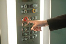 Młody mężczyzna utknął w windzie