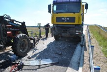 Zderzenie ciągnika z ciężarówką pod Augustowem. Rolnik zginął na miejscu
