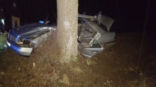 Samochód owinął się wokół drzewa. Wypadek w Galwieciach