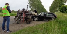 Olecko. Zderzenie osobówki z ciągnikiem rolniczym – jedna w szpitalu
