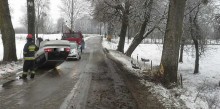 Olecko. Wpadł w poślizg i dachował, dwie osoby w szpitalu 