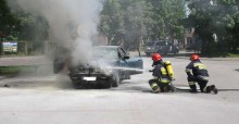 Kierowca wjechał płonącym samochodem na stację paliw 