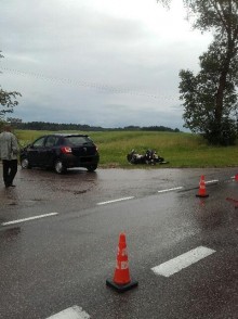 Olecko. Dwie osoby ranne po zderzeniu motocykla z samochodem
