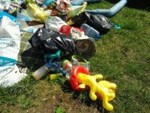 Dzikie wysypisko przed cmentarzem w Magdalenowie