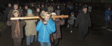 Wielki Piątek u Kazimierza Królewicza. Tłumy podążyły za krzyżem [zdjęcia]