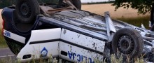 Dachował radiowóz. Ranni dwaj policjanci i kobieta [wideo i zdjęcia]