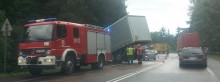 Tir utkwił w rowie, a naczepa wisi nad jezdnią. Utrudnienia na ósemce