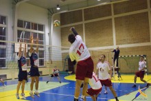 Amatorska siatkówka. Niespodzianek nie było, pora na ferie