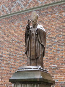 Ukraina. Zdewastowano pomnik Papieża Polaka