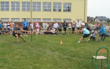 Szkolna Olimpiada w Raczkach. Wychowawcy też przeciągali linę