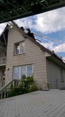 Szybowiec spadł na dom w Sidorówce. Węgierski pilot bez poważniejszych obrażeń [zdjęcia]