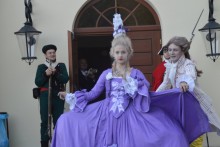 Jak ubierała się markiza Pompadour i kiedy pojawiły się paski. Prawdziwe damy w Dowspudzie [zdjęcia]