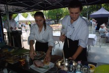 Sąsiedzi zjednoczeni przy stole [zdjęcia]