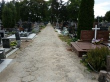 Cmentarz parafialny przy Bakałarzewskiej. Idąc aleją