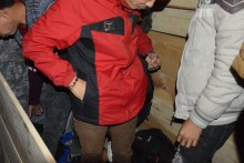 Wietnamczycy ukryci w drewnianych skrzyniach