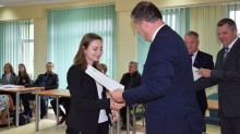 Najlepsi zostali docenieni. Stypendia starosty suwalskiego dla zdolnej młodzieży [zdjęcia]