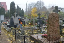 Dzień Wszystkich Świętych i Dzień Zaduszny. Suwalczanie odwiedzają groby bliskich [sonda]