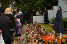 Dzień Wszystkich Świętych. Mieszkańcy regionu odwiedzają cmentarze [zdjęcia]