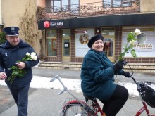 Biała róża dla kobiety. Areszt Śledczy też przyłączył się do akcji [zdjęcia]