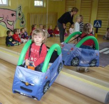 Dlaczego trzeba nosić odblaski i do kogo dzwonić w razie kłopotów? Policjanci w Przedszkolu nr 7 