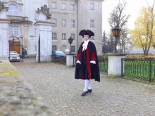 Zakłada perukę i frak i przenosi się w czasie o 200 lat