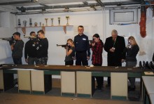 Młodzież strzela na policji