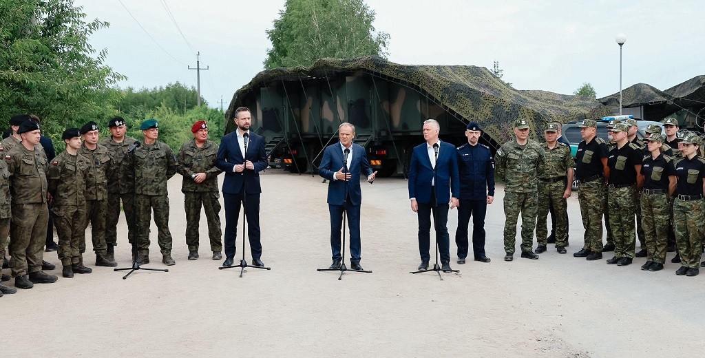 Premier Donald Tusk na granicy polsko-białoruskiej. Więcej wojska i policji [zdjęcia]