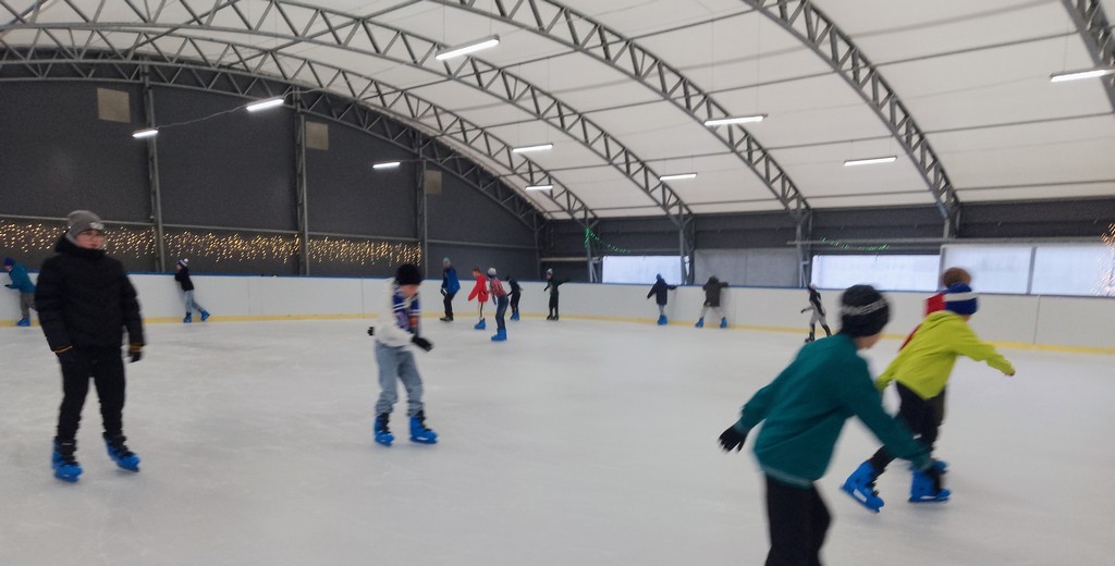 Kryte sztuczne lodowisko w Suwałkach rozpoczęło sezon. Dziś to jedyna zimowa atrakcja [wideo i foto]