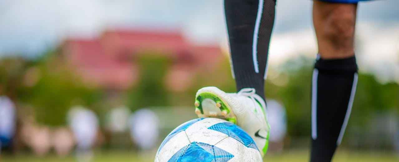 Kiedy warto przyspieszać grę w piłce nożnej, a kiedy ją świadomie spowalniać?