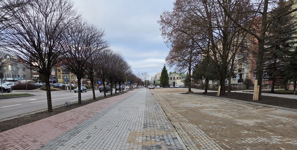 Suwałki. Piesi i rowerzyści zyskali szeroką aleję przy Noniewicza, ubyło parkingu [zdjęcia]