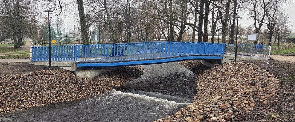 Kładka za milion złotych na Czarnej Hańczy w Suwałkach czeka na odbiór [zdjęcia]