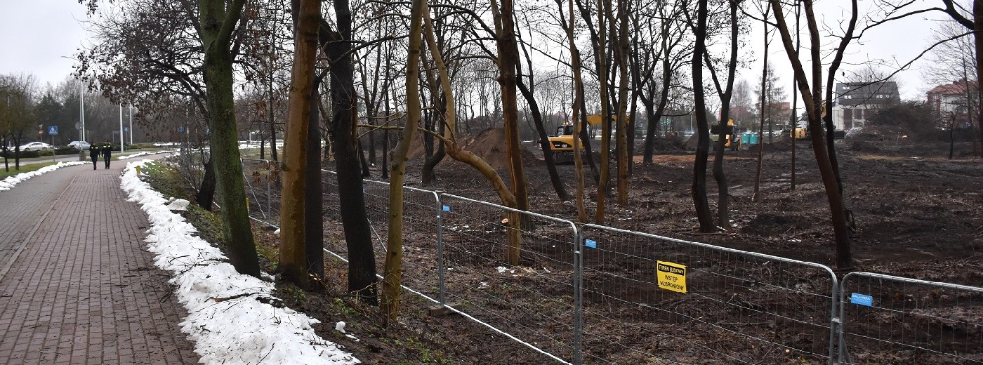 Chaszcze zniknęły, na tym gruncie stanie Mediateka w Suwałkach. Kontrakt wart 34 mln zł [zdjęcia]