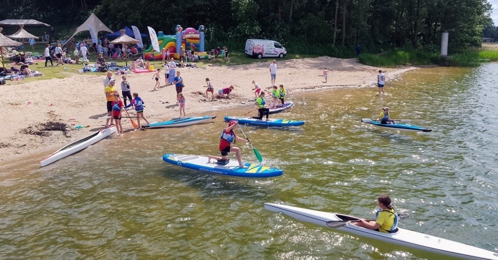 Nowy sprzęt pływający w WOSiR Szelment. Temperatura wody w jeziorze sięga już 20 °C