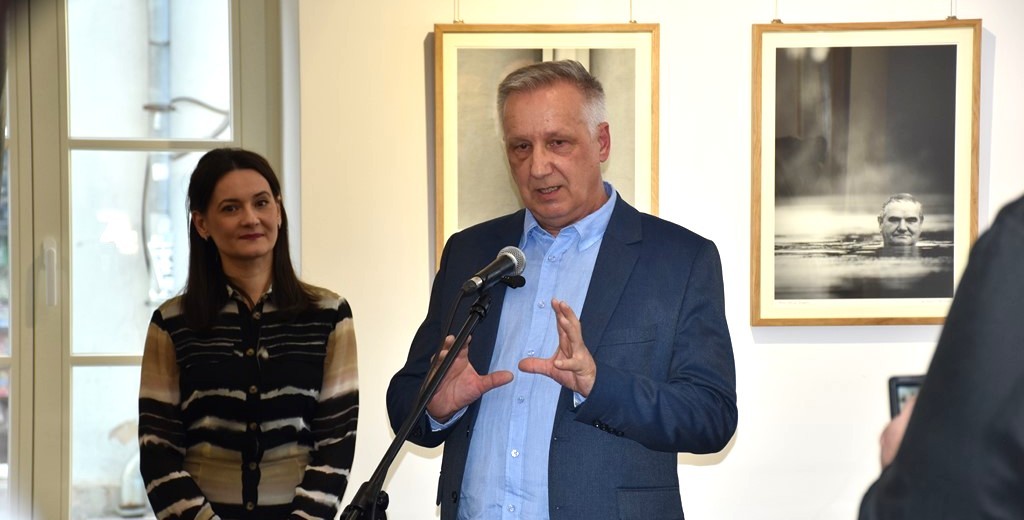 Sławomir Romaniuk w Suwałkach prezentuje portrety artystów. Pokazuje dusze [wideo i zdjęcia]