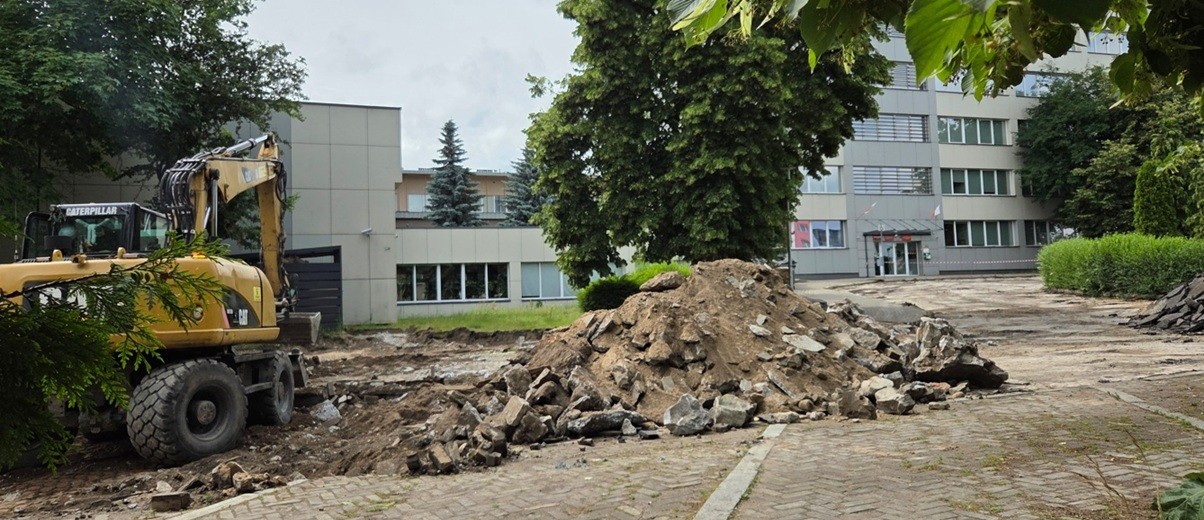 Uczniowie III LO w Suwałkach nie poznają terenu przed szkołą. Ruszyło odbetonowanie [zdjęcia]