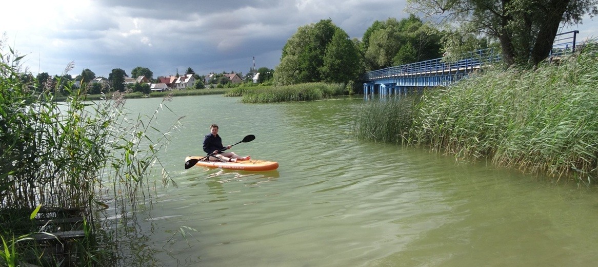 Gmina Suwałki. Przetarg na pomost i ławki na plaży w Małej Hucie