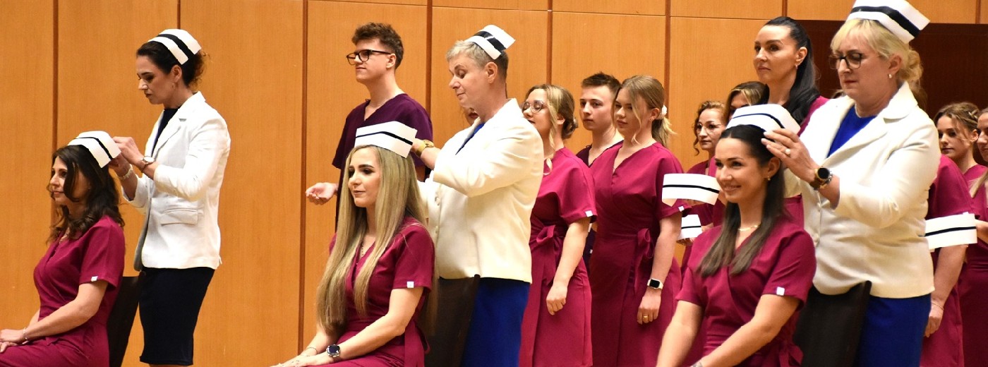 Uroczystość czepkowania studentów pielęgniarstwa PUZ w Suwałkach. Wdzięczna profesja [wideo i foto]