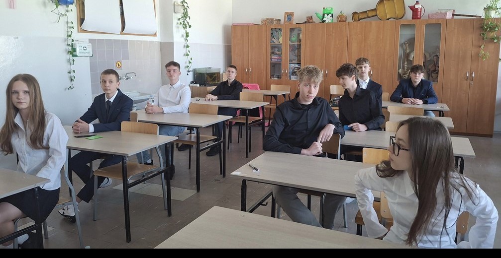 Egzamin ósmoklasisty. W SP nr 10 w Suwałkach uczniowie pisali w 17 salach [zdjęcia] 