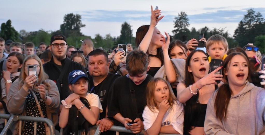 Juwenalia PUZ zapełniły suwalskie bulwary. Im później, tym tłoczniej pod sceną [zdjęcia]
