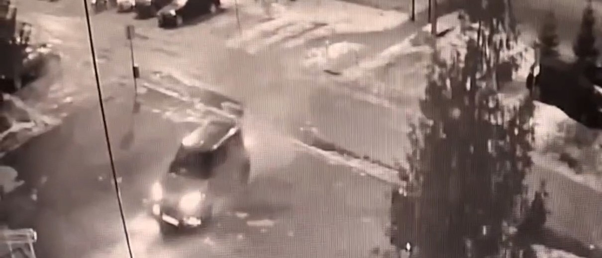 Tak się odurzył, że po schodach chciał wjechać do budynku komendy Policji w Suwałkach [wideo] 