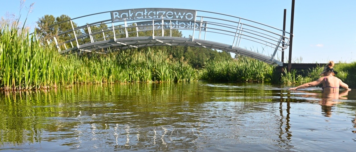 Bakałarzewskie molo. Kładka na jeziorze Sumowo robi furorę [zdjęcia]