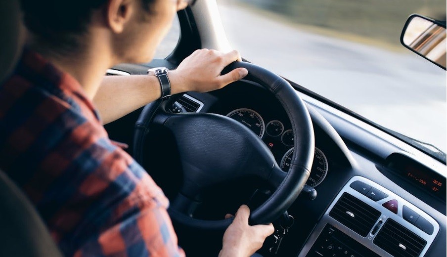 Niepozorne detale samochodu, które realnie wpływają na komfort za kierownicą