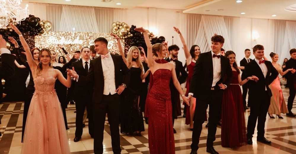 Uczniowie III LO w Suwałkach na studniówkowym balu [zdjęcia]