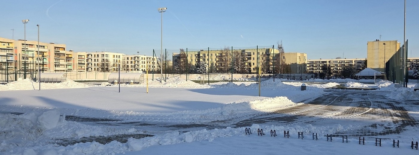 Mroźna zima przynosi w Suwałkach stały problem: jak odśnieżać i grać na sztucznych boiskach